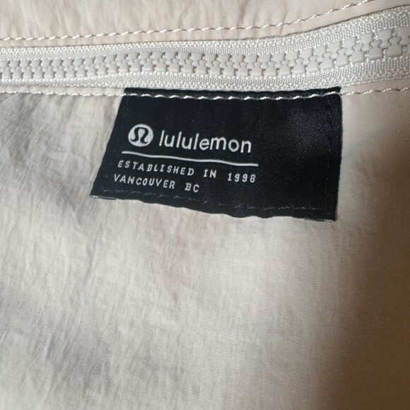 Lululemon Athletica Clean Lines Belt Bag 2L white Opal NEW WITH TAG - Picture 3 of 7